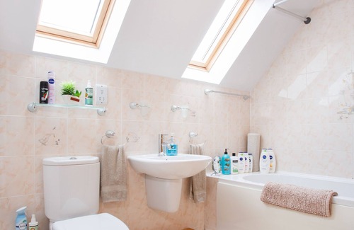 Alness Cama Y Desayuno | Standard Double Room in Country Side Guesthouse with Shared Bathroom and beautiful views.