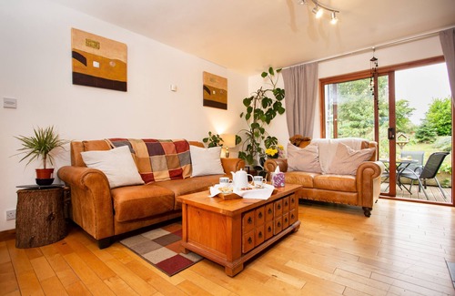 Alness Cama Y Desayuno | Standard Double Room in Country Side Guesthouse with Shared Bathroom and beautiful views.