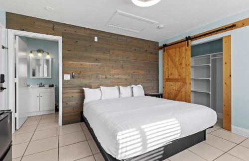 Fort Pierce Hotel | Standard Hotel Room - King Bed #2