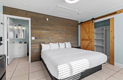 Fort Pierce Hotel | Standard Hotel Room - King Bed #2