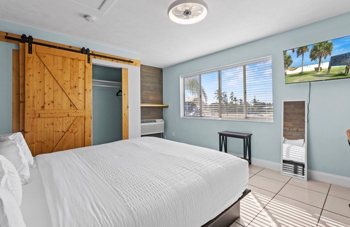 Fort Pierce Hotel | Standard Hotel Room - King Bed #2