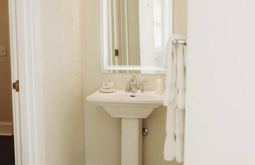Downtown Hotel | Standard King Guestroom · The Jefferson Inn Rm. 10