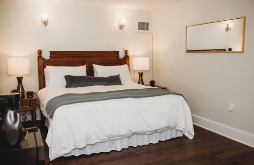 Downtown Hotel | Standard King Guestroom · The Jefferson Inn Rm. 10