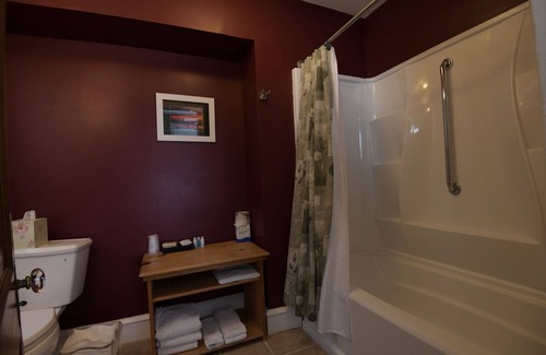 Ventnor City Cama Y Desayuno | Standard King Room 300 feet from the boardwalk and beach with parking and full breakfast