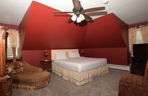 Ventnor City Cama Y Desayuno | Standard King Room 300 feet from the boardwalk and beach with parking and full breakfast