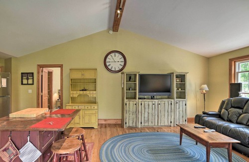 Standish Apartamento | Apartamento Standish con terraza - ¡2 millas hasta el lago Sebago!