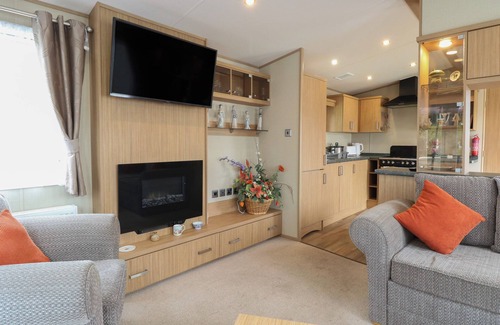Hopton Cabaña | STANLEY'S LODGE, FOXBURROW HANG, family friendly in Belton, Norfolk
