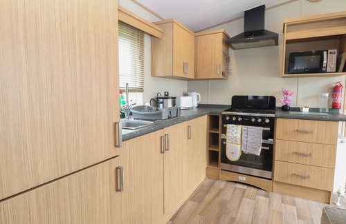 Hopton Cabaña | STANLEY'S LODGE, FOXBURROW HANG, family friendly in Belton, Norfolk