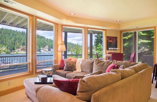 Coeur d'Alene Cabina | Star Lodge Lakefront Rental with Boat Slip