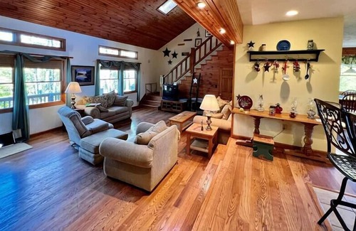 Huttonsville Cabina | Star View Lodge at Kumbrabow State Forest Off-Grid Lux Cabin