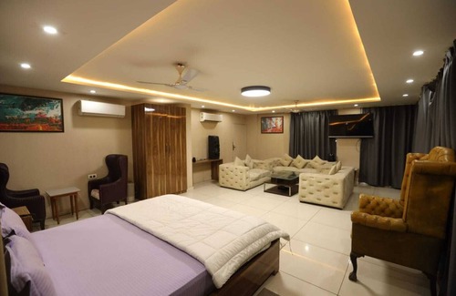Sector 51 Hotel | Starex inn
