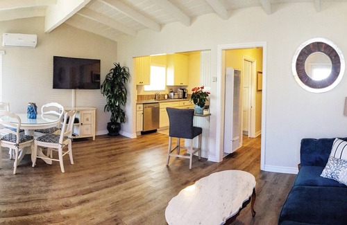 West Newport Casa | Starfish Cottage-Charm / Comfort, remodelado, limpio, 1 a la playa, 2 a la bahía