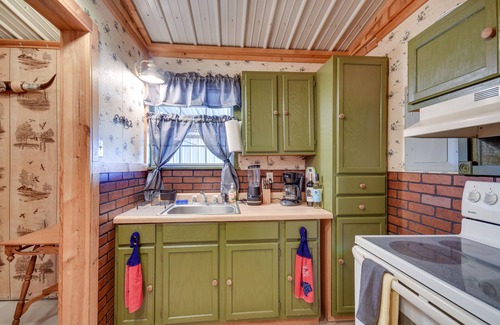Crowell Cabina | Stargaze, Hike & Kayak: Cabin Near Copper Breaks!
