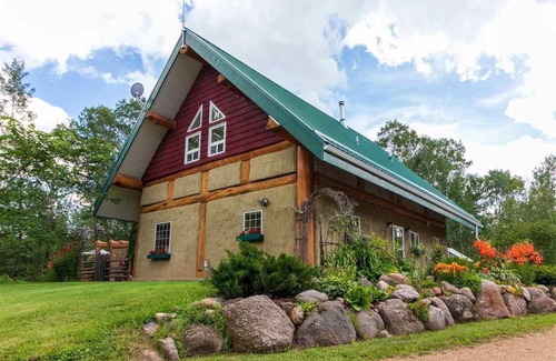 Division No. 10 Cabaña | Stargaze in the forest. Enchanting Straw Bale Cottage nestled in nature.