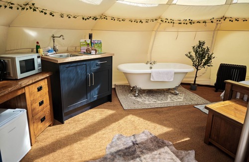 Aldborough Alquiler De RV | Tienda de campaña-De Lujo-Communal washrooms-Vista al campo-Bath