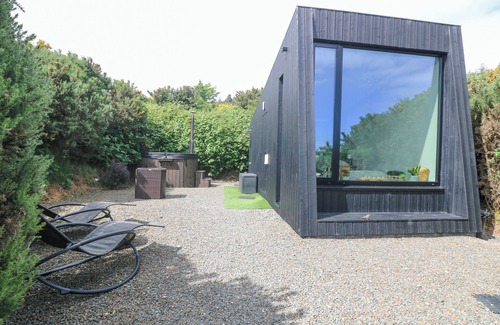 Gorey Cabaña | STARGAZER, romantic, with hot tub in Ballymoney, County Wexford