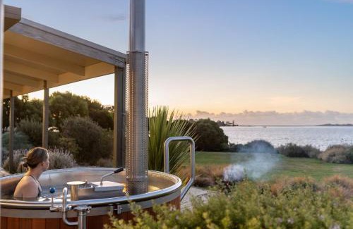 Clarence Point Casa | Stargazers Waterfront Hot tub Cottage Tasmania