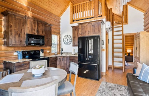 Alton Cabina | Stargazing Hot Tub, 3 Living Spaces on 10 Acres