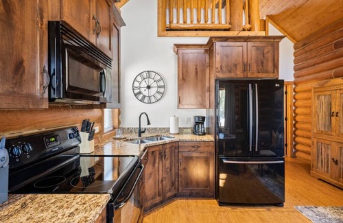 Alton Cabina | Stargazing Hot Tub, 3 Living Spaces on 10 Acres
