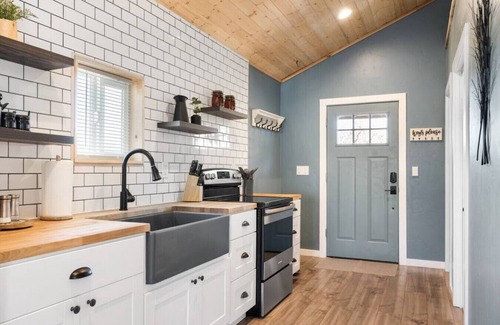 Alton Cabina | Stargazing Hot Tub, 3 Living Spaces on 10 Acres