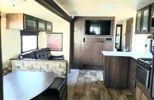 Corea Apartamento | Starlight Beach Experience 31' RV Travel Trailer on private 3 acres with beach and firepit