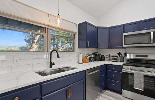 Canyon Lake Casa | Starlight Horizon 3 Cabins with Hot Tub Pet-Friendly Texas Hill Country Group Retreat Near Canyon Lake Pool, Stargazing, Sleeps 20