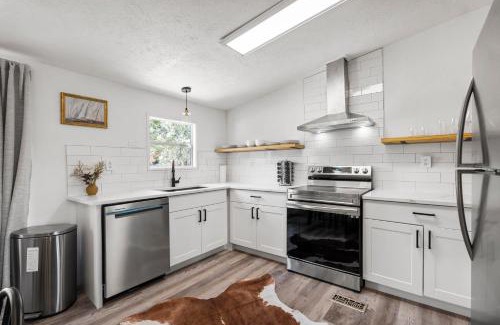 Canyon Lake Casa | Starlight Horizon Cabin N - Pet-Friendly Texas Hill Country Cabin Near Canyon Lake - Pool, Stargazing & Group Getaways - Sleeps 8
