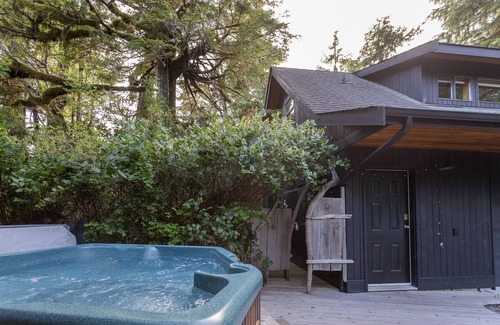 Tofino Apartamento | Starlight Nestled in the Forest with a Hot Tub!