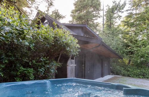Tofino Apartamento | Starlight Nestled in the Forest with a Hot Tub!