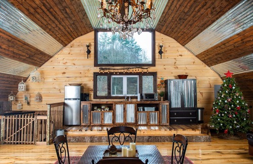 Sugar Grove Cabina | The Barn 15+ acres, cama King, 1000+ ft de truchas, senderos para caminatas