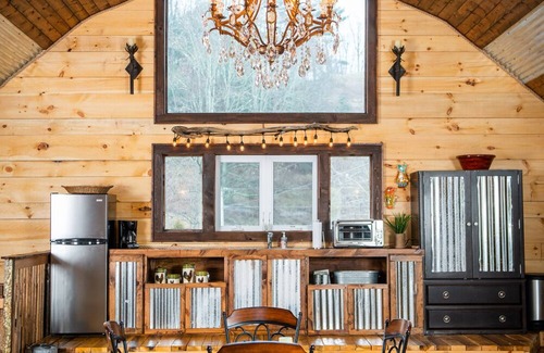 Sugar Grove Cabina | The Barn 15+ acres, cama King, 1000+ ft de truchas, senderos para caminatas