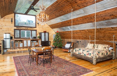 Sugar Grove Cabina | The Barn 15+ acres, cama King, 1000+ ft de truchas, senderos para caminatas