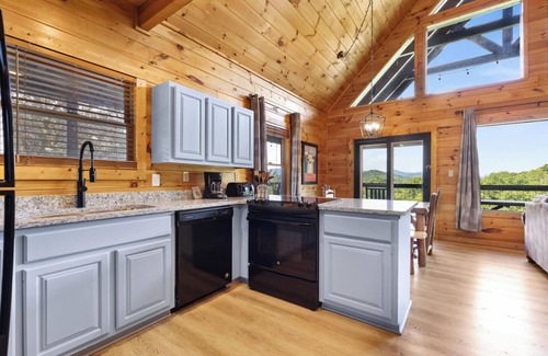 Gatlinburg - Pigeon Forge Complejo | Starry Nights is a beautiful three-bedroom cabin located in Mountain View Court.
