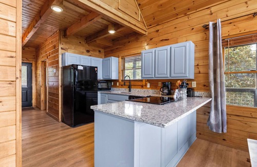 Gatlinburg - Pigeon Forge Complejo | Starry Nights is a beautiful three-bedroom cabin located in Mountain View Court.