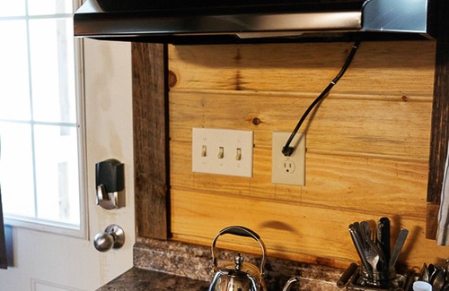 Rogers Cabina | "Stars Hollow" Cozy Mini Cabin Stay - RRG