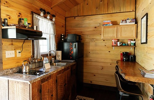 Rogers Cabina | "Stars Hollow" Cozy Mini Cabin Stay - RRG