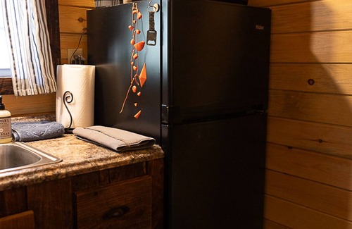 Rogers Cabina | "Stars Hollow" Cozy Mini Cabin Stay - RRG