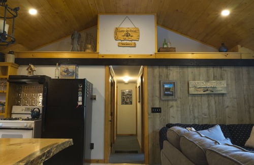 Limerick Casa | START VACATION on FRIDAY ~ Lakeside Cottage, private beach, hot tub, and more!