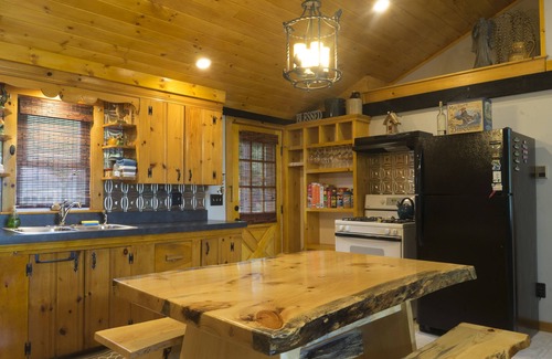 Limerick Casa | START VACATION on FRIDAY ~ Lakeside Cottage, private beach, hot tub, and more!