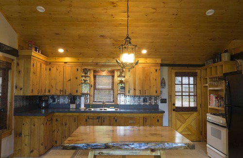 Limerick Casa | START VACATION on FRIDAY ~ Lakeside Cottage, private beach, hot tub, and more!