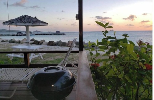 Runaway Bay Casa | Start your adventure with us on Runway's White Sandy Beach.