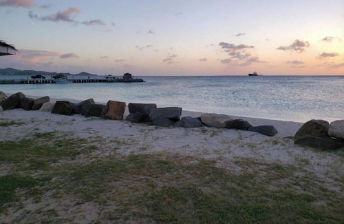 Runaway Bay Casa | Start your adventure with us on Runway's White Sandy Beach.