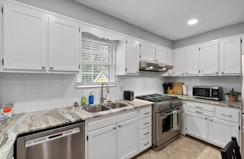 Potomac West Casa | Stately 5BR Historic Retreat - CozySuites