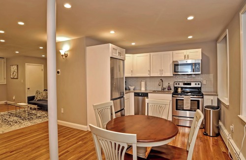 Beacon Hill Apartamento | Stately on Cedar - Luxe 2-bedroom Beacon Hill apartment with AC, WiFi near MGH