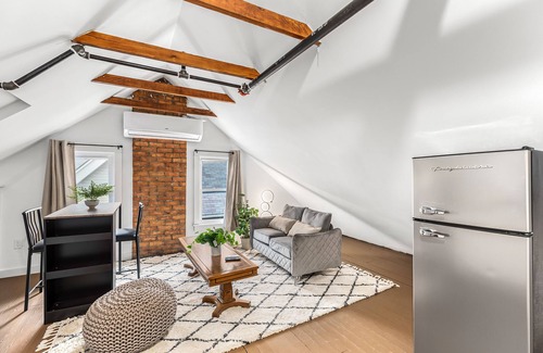 Detroit Apartamento | Stately Studio Apartment