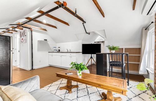 Detroit Apartamento | Stately Studio Apartment