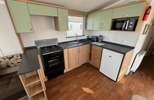 Alford Cabina | StaticHomeSleeps6-Lakeview-PetsOK-Balcony-Parking