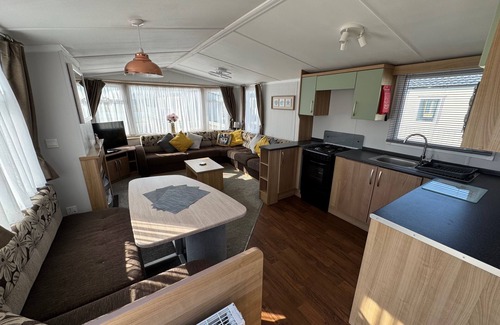 Alford Cabina | StaticHomeSleeps6-Lakeview-PetsOK-Balcony-Parking