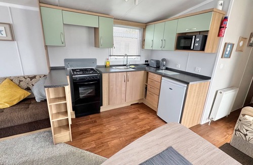 Alford Cabina | StaticHomeSleeps6-Lakeview-PetsOK-Balcony-Parking