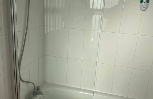 Beeston Hotel | Station Road - Contemporary 1bedroom Flat with 3 single beds & ensuite bath
